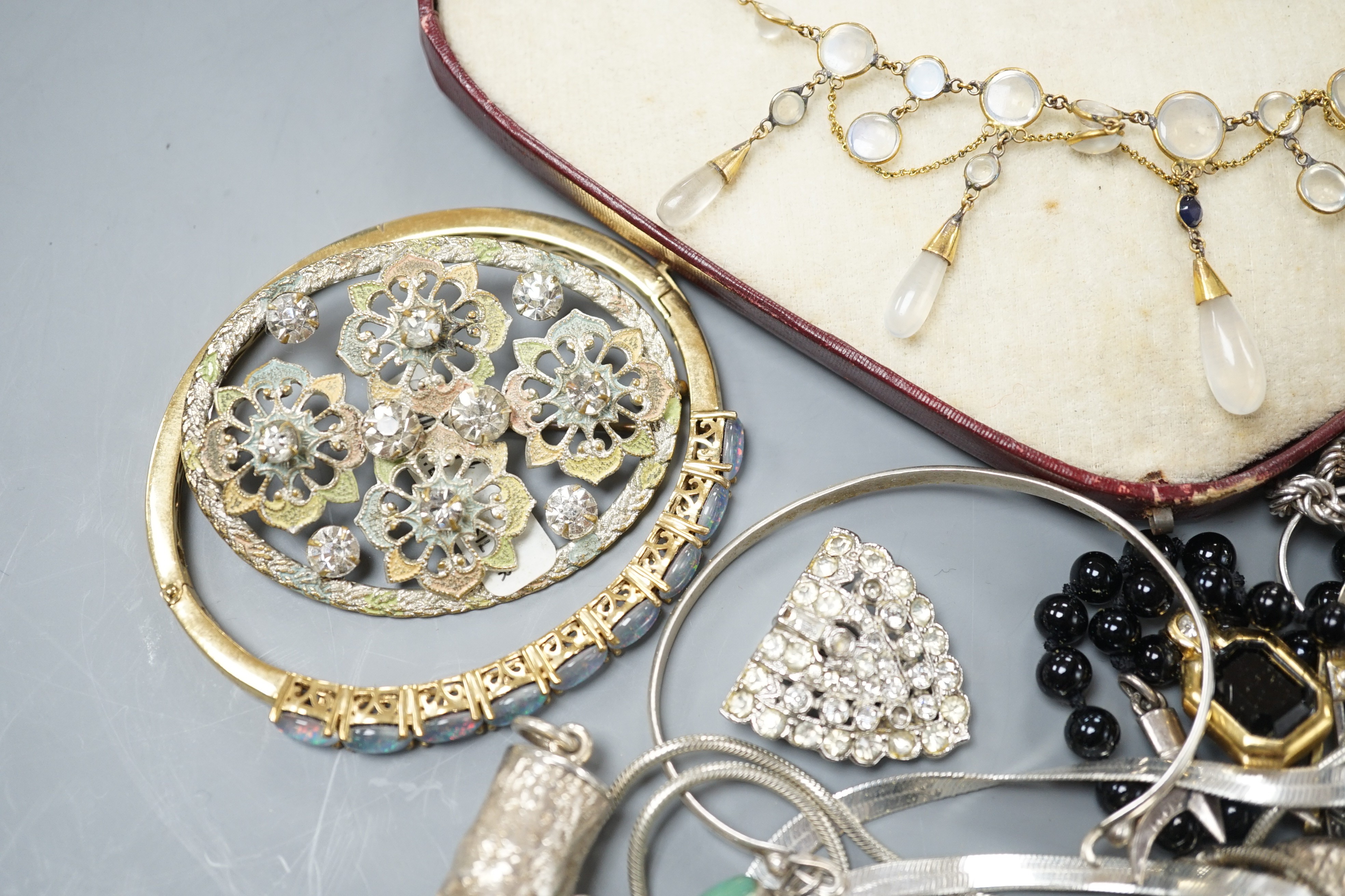 A George V silver and tortoiseshell mounted circular trinket box and a group of assorted jewellery, including costume.